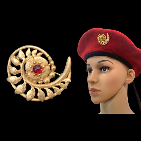 80s Matte Gold Shell Brooch w Red Cabochon Glass Stone | 1.5" x 1 1/8" - Picture 1 of 9